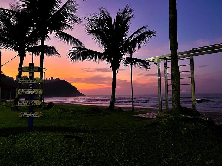 apartamento pé na areia da praia do tombo frente ao mar