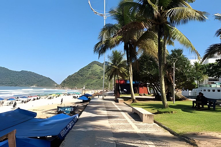 Apartamento pé na areia da praia do Tombo em Frente ao mar