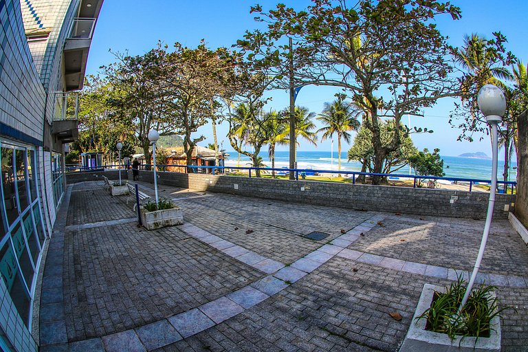 apartamento pé na areia da praia do tombo frente ao mar