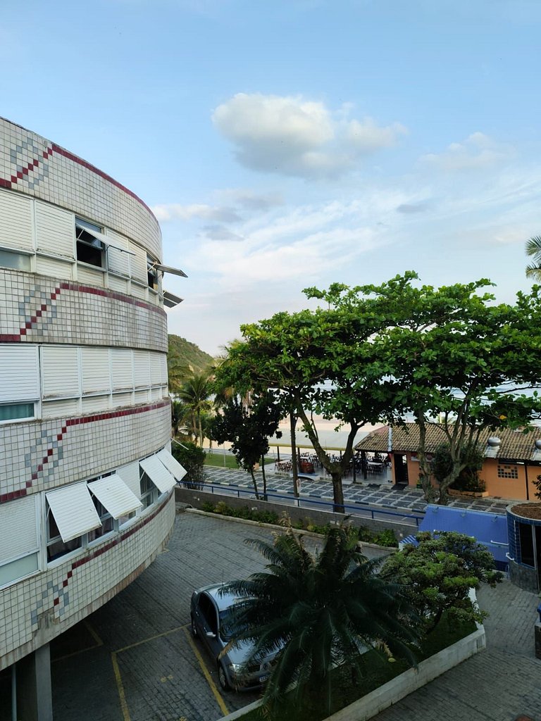 apartamento pé na areia da praia do tombo frente ao mar