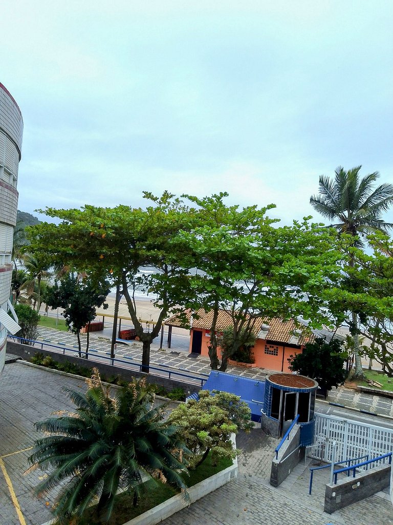 apartamento pé na areia da praia do tombo frente ao mar
