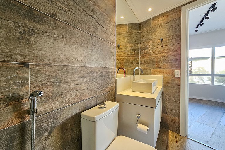 Apartamento pé na areia da praia do Tombo em Frente ao mar