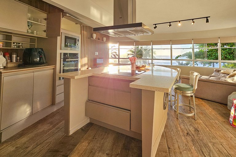 Apartamento pé na areia da praia do Tombo em Frente ao mar