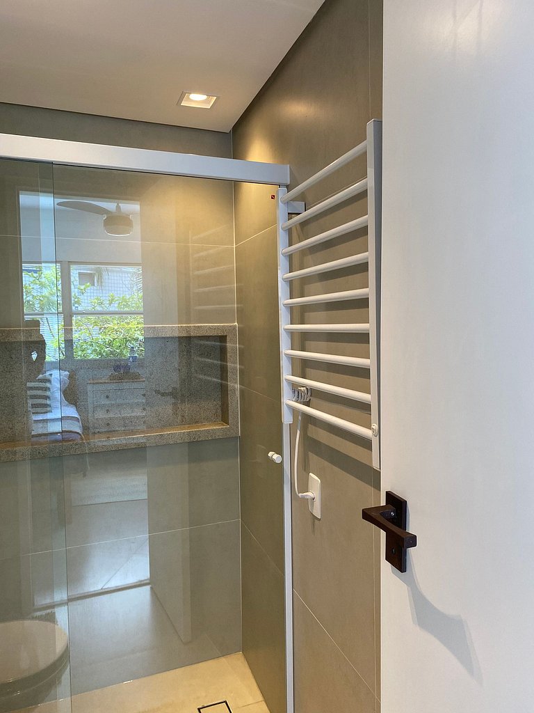 Apartamento pé na areia da praia do Tombo em Frente ao mar