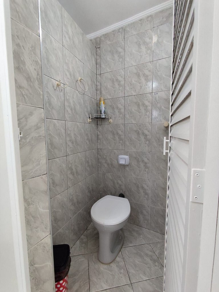 11A - Apto c/2 QUARTOS, Sala e cozinha completa,1WC, 1 Vaga,