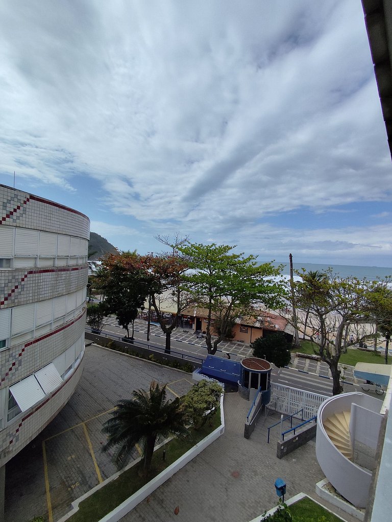 apartamento pé na areia da praia do tombo frente ao mar