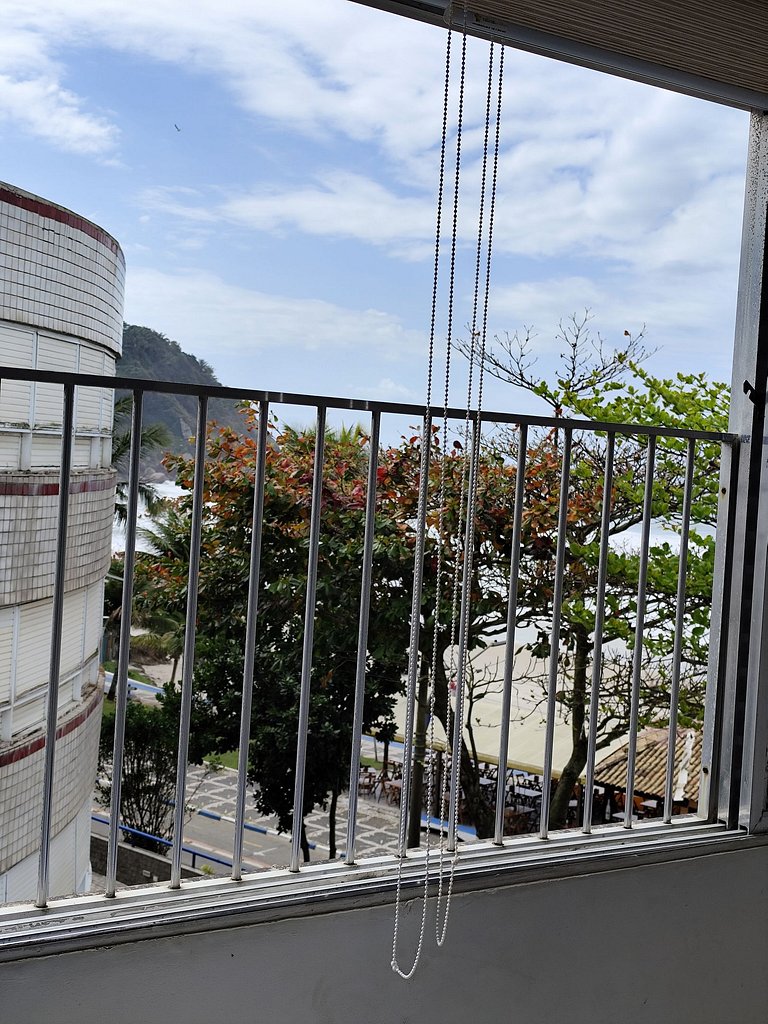 apartamento pé na areia da praia do tombo frente ao mar