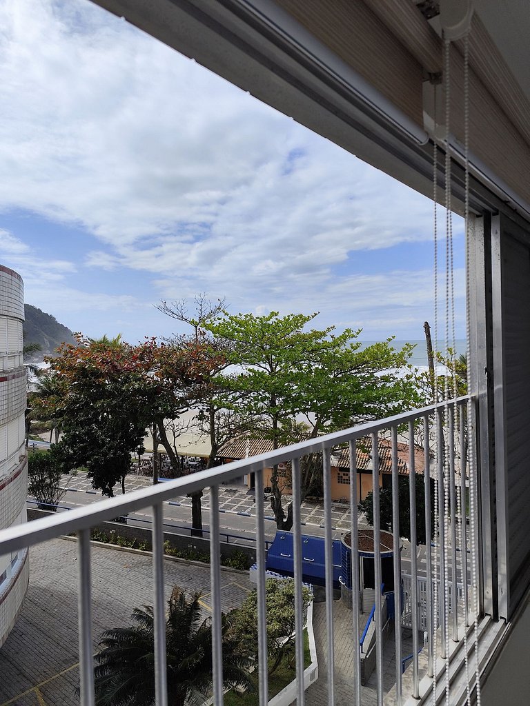 apartamento pé na areia da praia do tombo frente ao mar