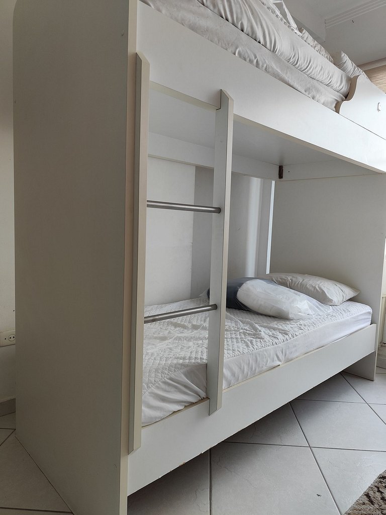 apartamento pé na areia da praia do tombo frente ao mar