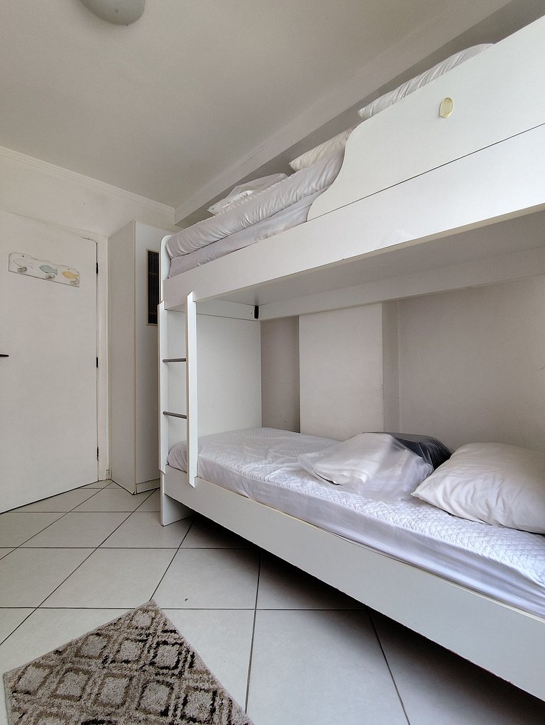 apartamento pé na areia da praia do tombo frente ao mar