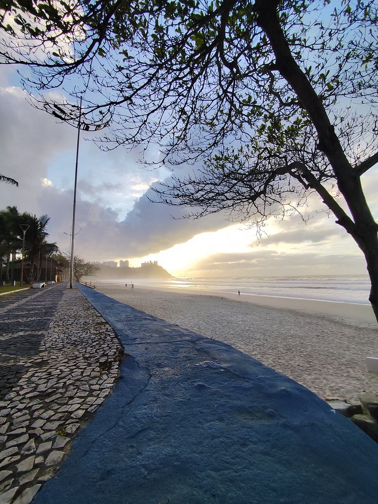 Apartamento pé na areia da praia do Tombo em Frente ao mar