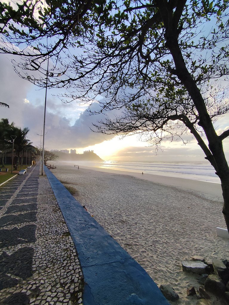 Apartamento pé na areia da praia do Tombo em Frente ao mar