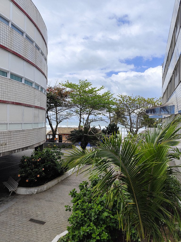 Apartamento pé na areia da praia do Tombo em Frente ao mar