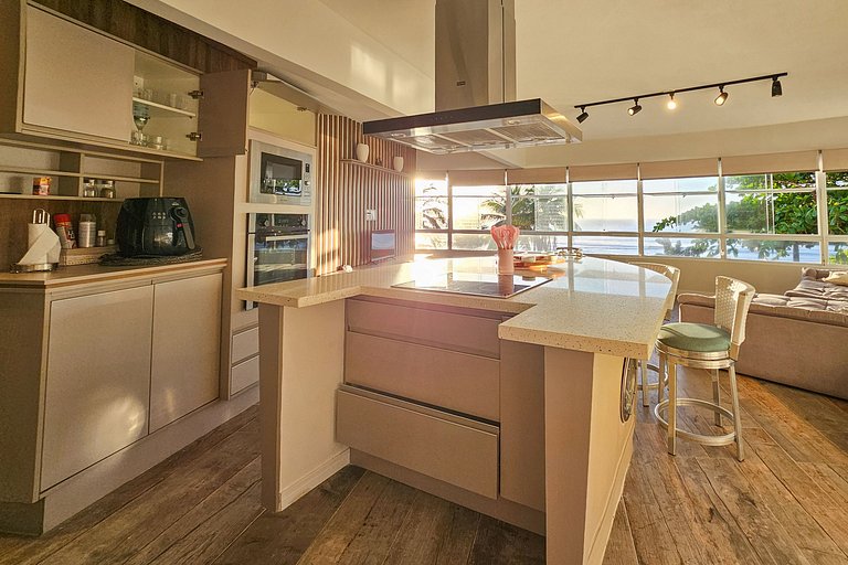 Apartamento pé na areia da praia do Tombo em Frente ao mar