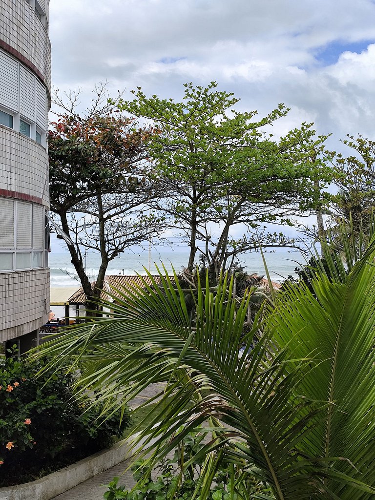 apto pé na areia praia do tombo frente ao mar bandeira azul