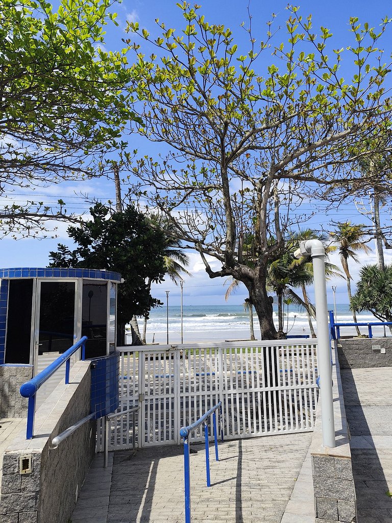 apartamento pé na areia da praia do tombo frente ao mar