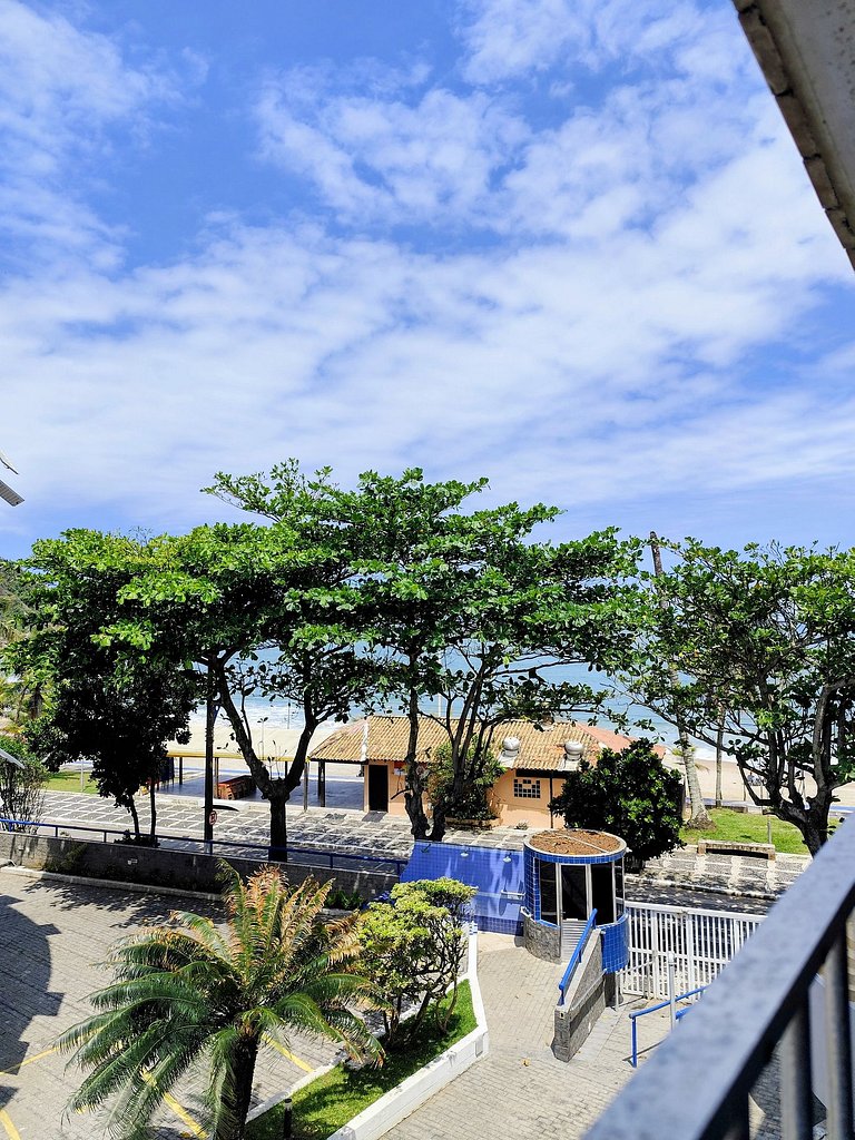 apartamento pé na areia da praia do tombo frente ao mar