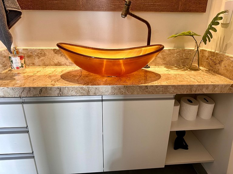 Apartamento pé na areia da praia do Tombo em Frente ao mar