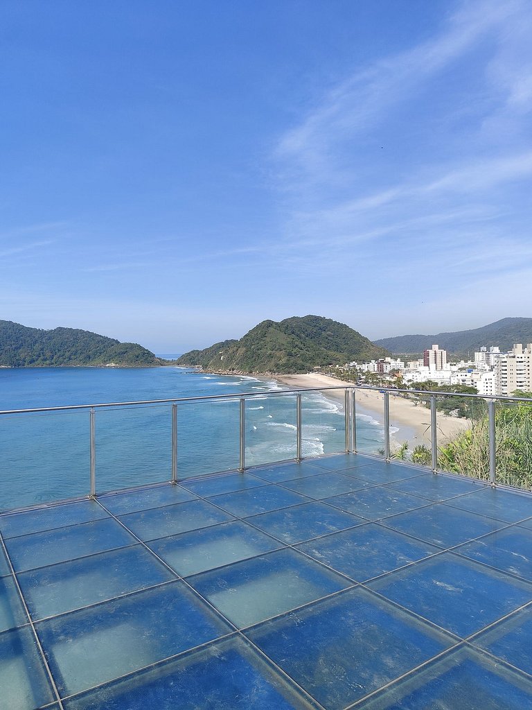 Apartamento pé na areia da praia do Tombo em Frente ao mar