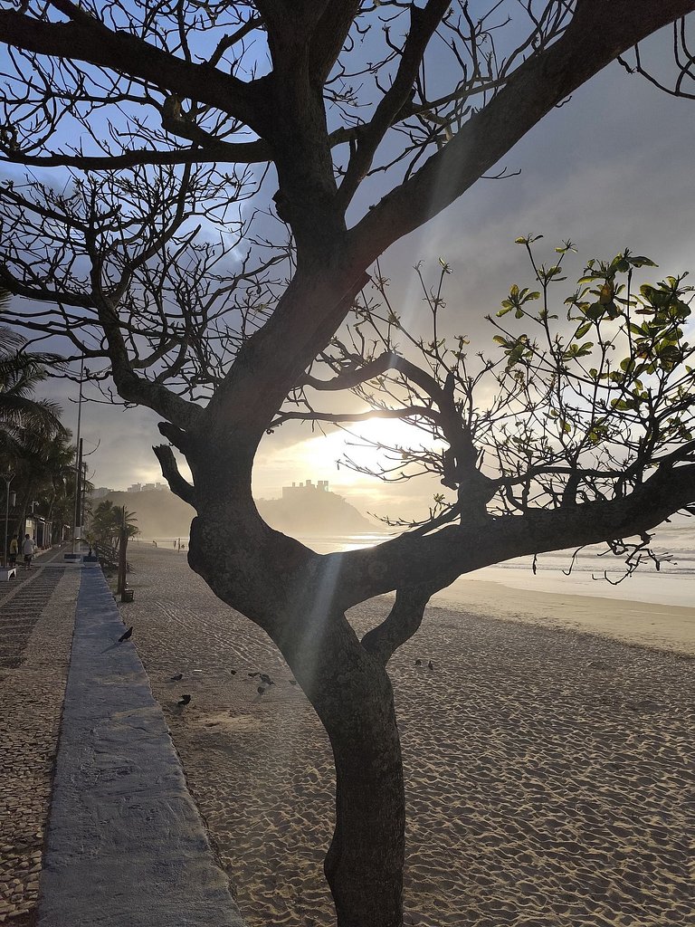 Apartamento pé na areia da praia do Tombo em Frente ao mar