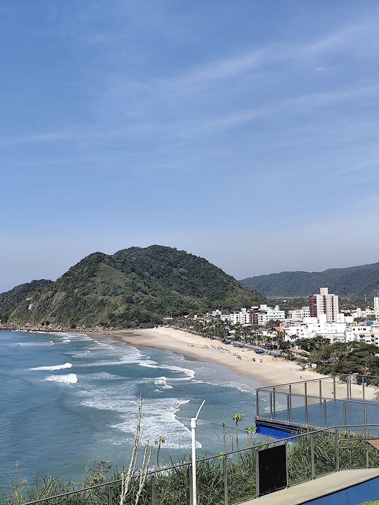 Apartamento pé na areia da praia do Tombo em Frente ao mar