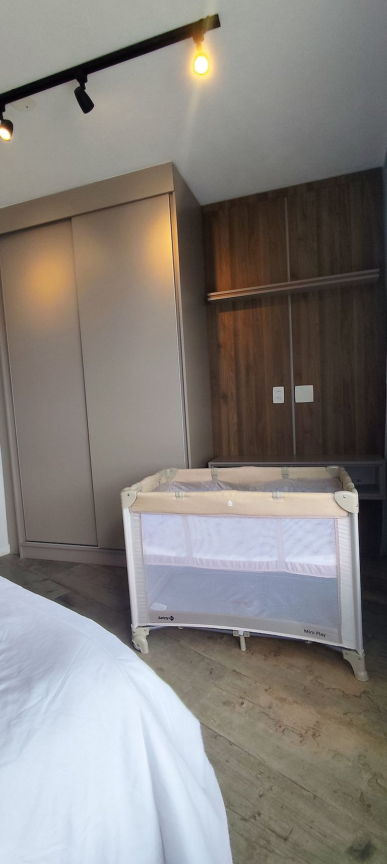 Apartamento pé na areia da praia do Tombo em Frente ao mar