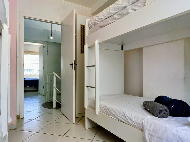 apartamento pé na areia da praia do tombo frente ao mar