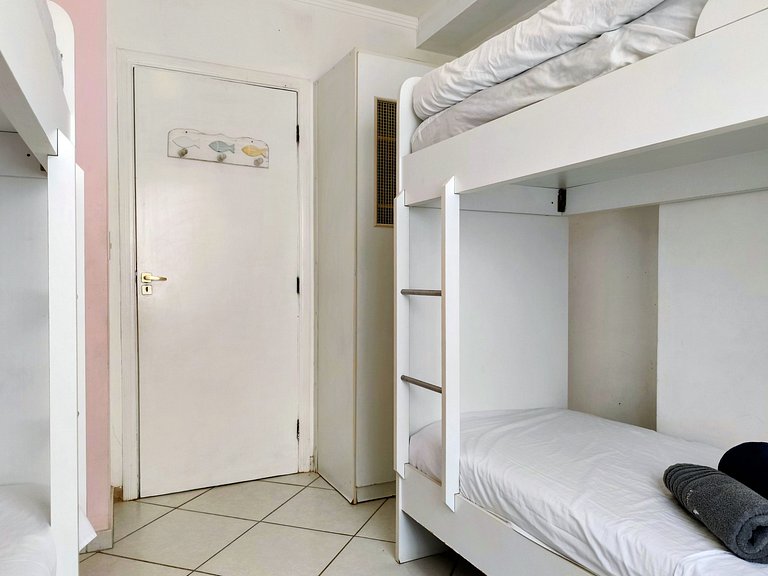 apartamento pé na areia da praia do tombo frente ao mar