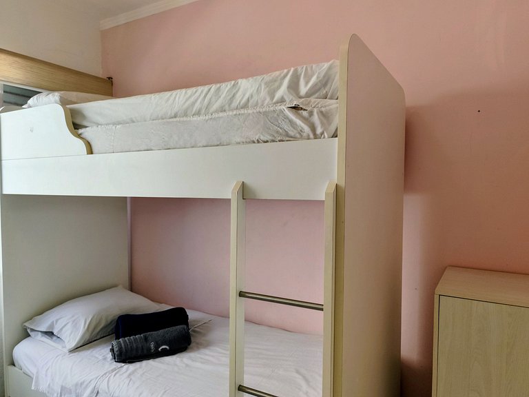 apartamento pé na areia da praia do tombo frente ao mar