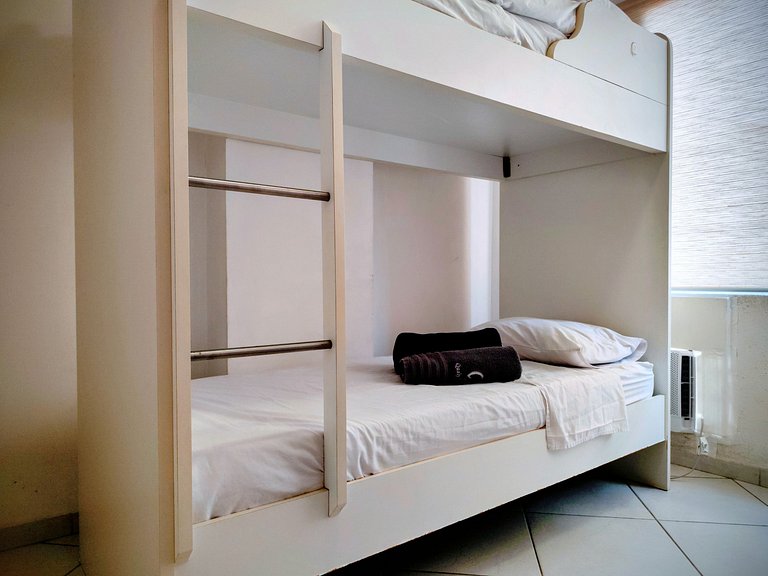 apartamento pé na areia da praia do tombo frente ao mar