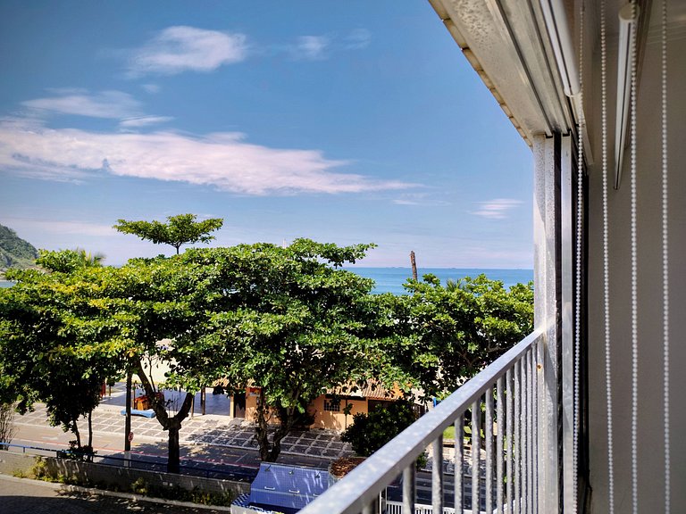 apartamento pé na areia da praia do tombo frente ao mar