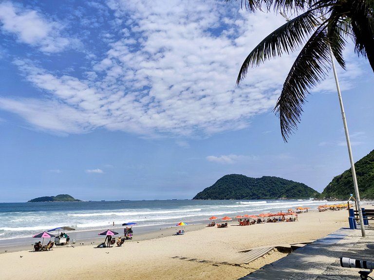 apartamento pé na areia da praia do tombo frente ao mar