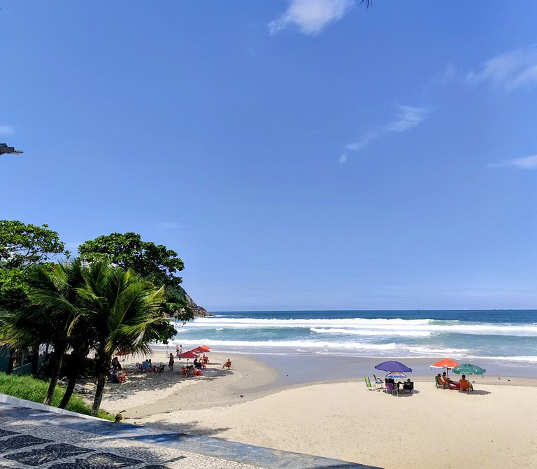 apartamento pé na areia da praia do tombo frente ao mar