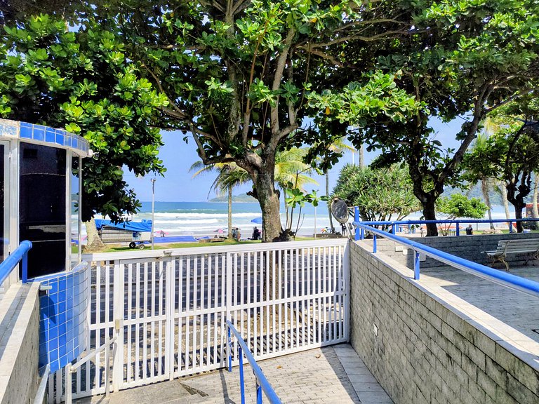 apartamento pé na areia da praia do tombo frente ao mar