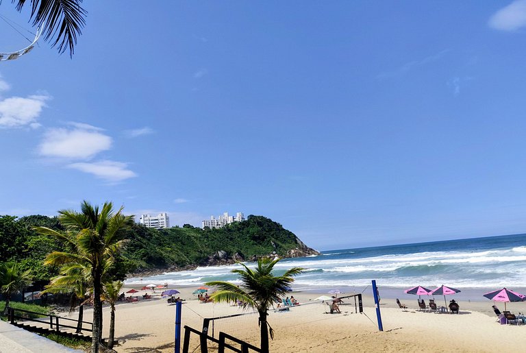 apartamento pé na areia da praia do tombo frente ao mar