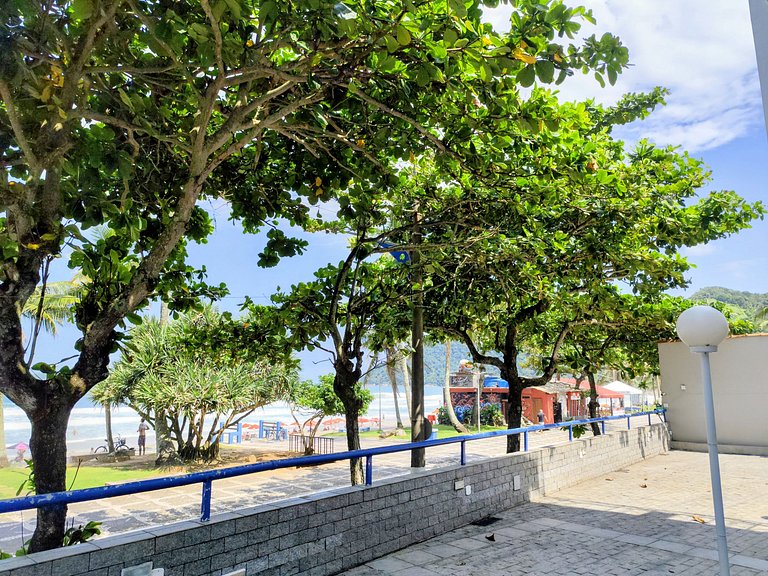 Apartamento pé na areia da praia do Tombo em Frente ao mar