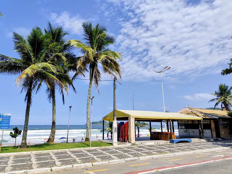 Apartamento pé na areia da praia do Tombo em Frente ao mar