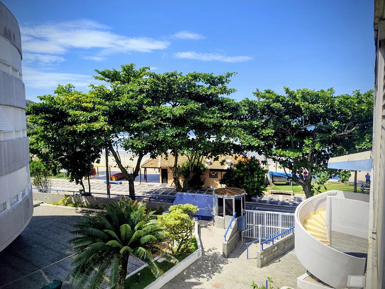 Apartamento pé na areia da praia do Tombo em Frente ao mar
