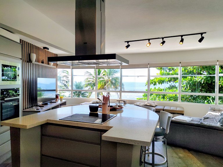 Apartamento pé na areia da praia do Tombo em Frente ao mar