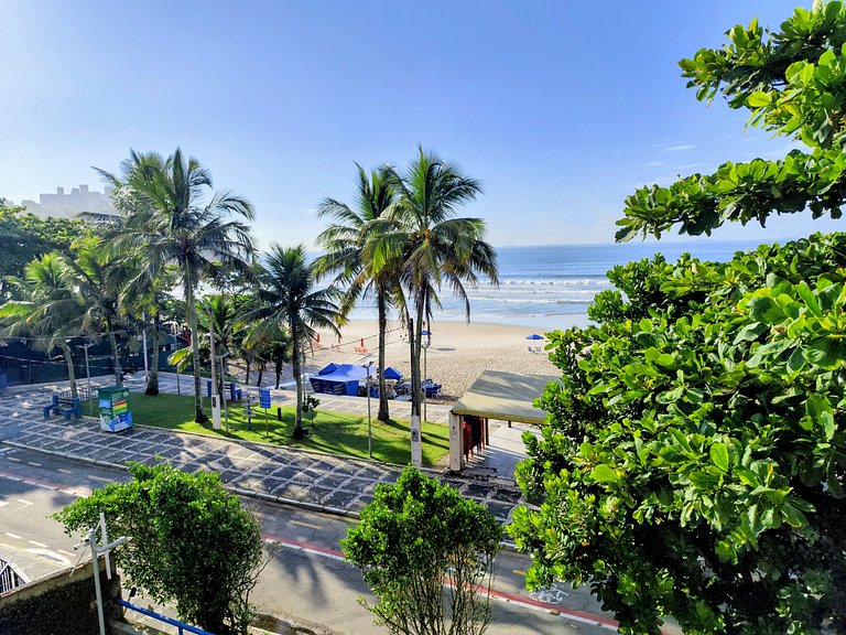 Apartamento pé na areia da praia do Tombo em Frente ao mar